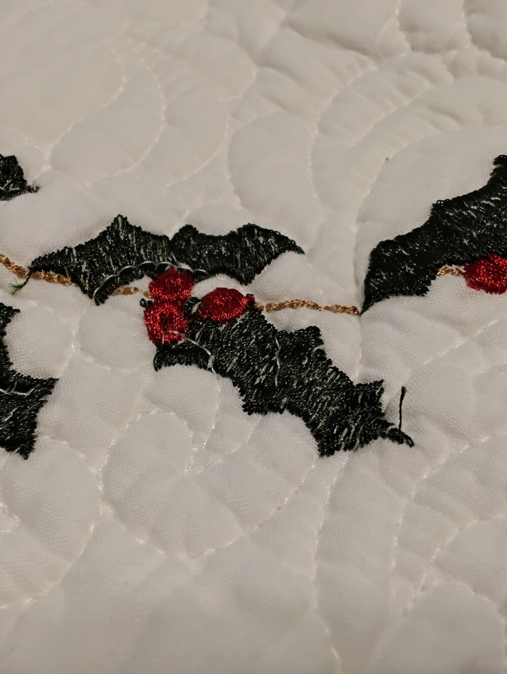 4008 Queen Size Crackerbarrel Embroidered Cardinal Greetings. 09" X 90". - Picture 7 of 15